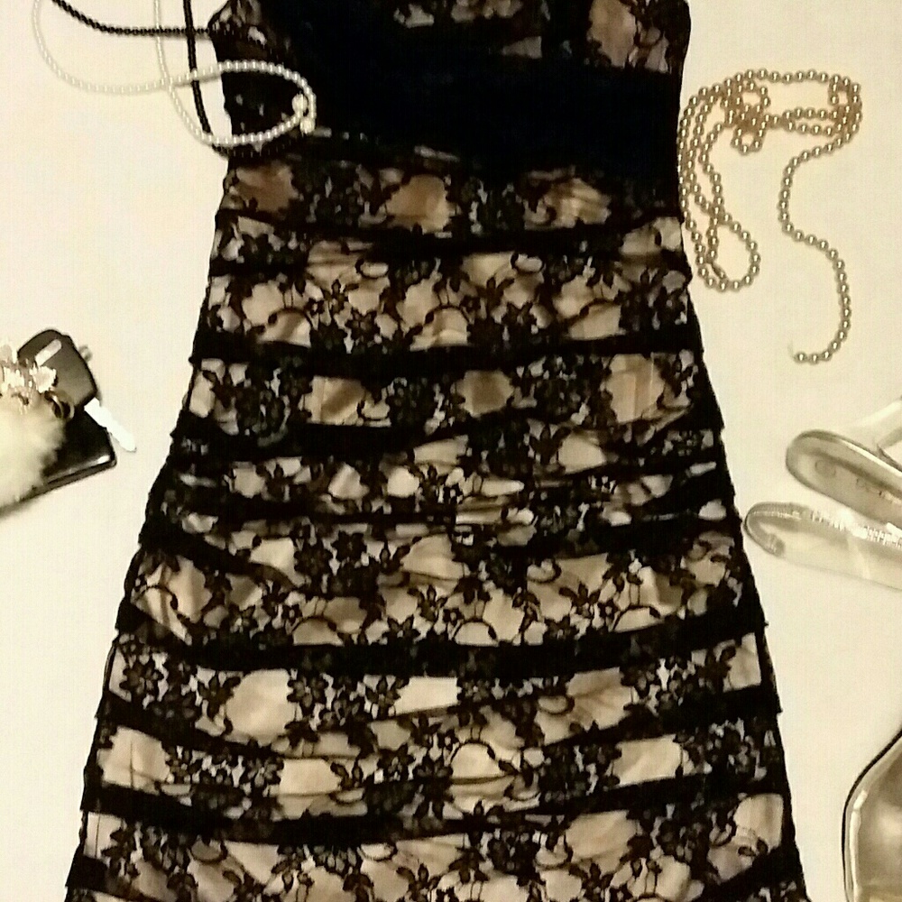 🐒Price Dropped! Lovely lace dress by Guess - Picture 3 of 6